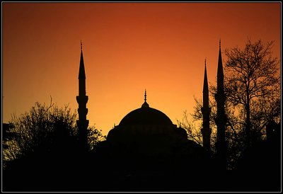 Silhouette of Sultanahmet Mosque / Istanbul