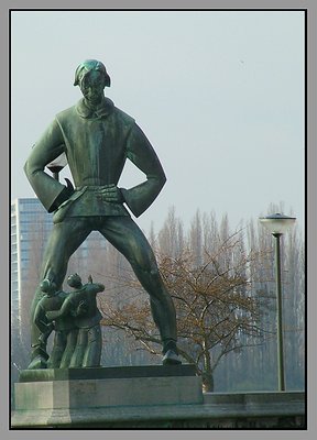 Just APPEARING tall for the two drunks in Antwerp