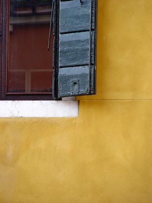 venice - yellow wall