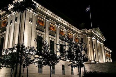 Night photo of the Museum of Quebec