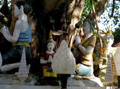Statues round Bhodisatva tree 2