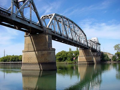El puente sobre el Río Negro