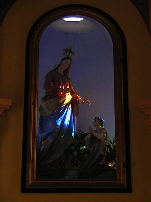 UNA MADONNA IN UNA CHIESA DI MONTAGNA