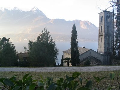 Chiesa in riva al Lago di Como
