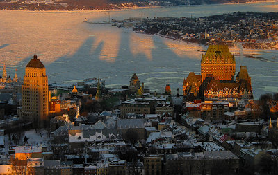  	Light and shadow. Wintern scene of the old part of Quebec city.