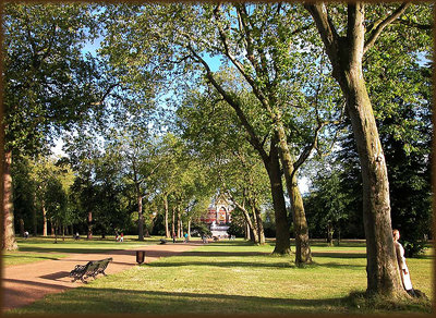 Parkscape with a sunworshiper