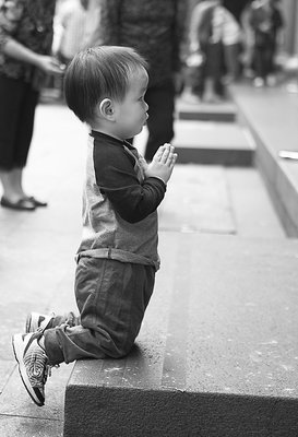 Child praying in Taipei Temple
