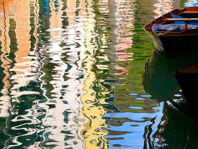 Riflessi delle case nel canale a Venezia