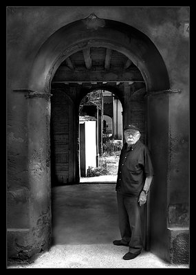 Mio padre, sulla porta.(my father, on the door)