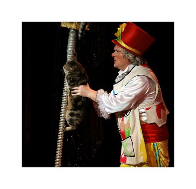 Moscow Cat Theatre: Climb That Pole...
