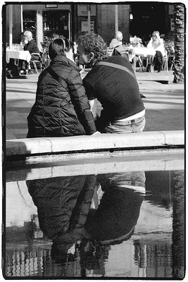 couple kissing on a fountain