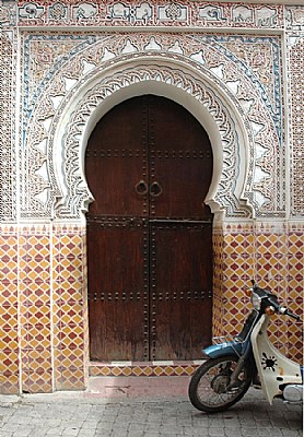 Mezquita y Vespa-parking