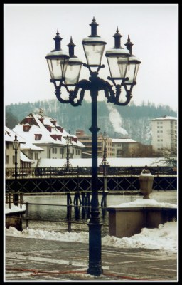 The lantern by the water