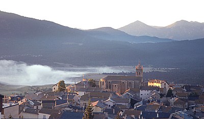 Lago y pueblo de Les Angles