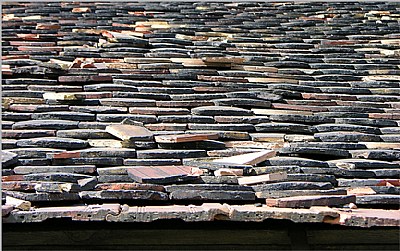 Budapest (50): Old tile of roof