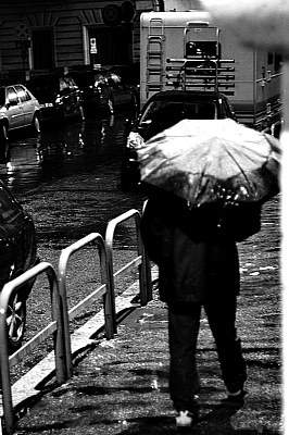 camminando sotto la pioggia