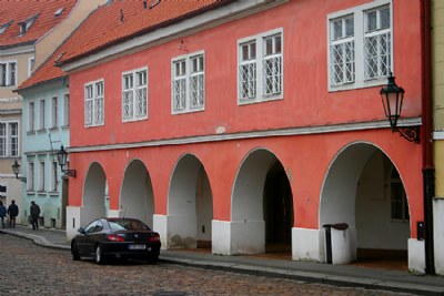 red house and black car