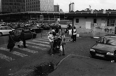 people around napoli's central station