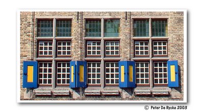 Diksmuide: town hall windows