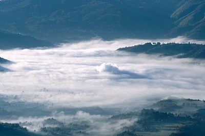 e sotto scorre il fiume