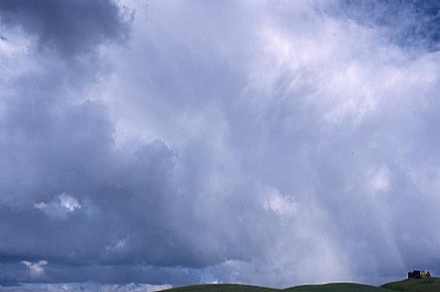 Il cielo è blu sopra le nuvole