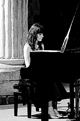Roberta D'Alò al pianoforte e canto