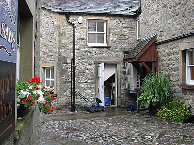 Courtyard Settle