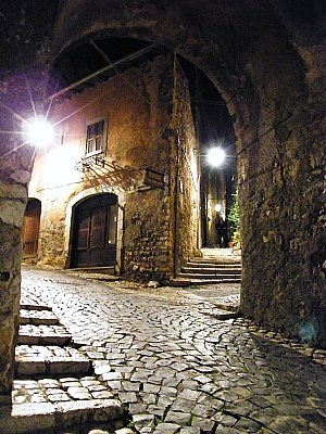 SERMONETA BY NIGHT