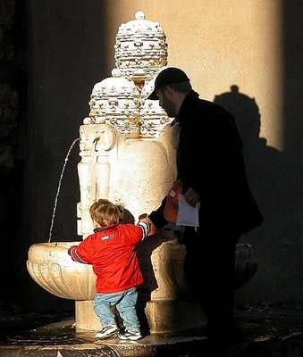Roma: One little fountain in s.Pietro