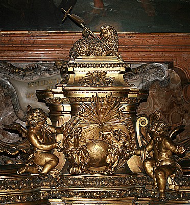  Fonte battesimale della Basilica di San Pietro.