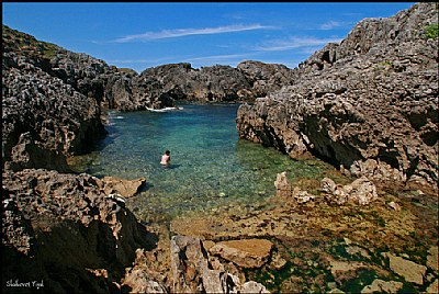 Bathing among the rocks