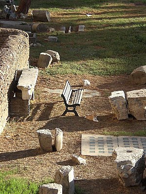 The ruins&The bench