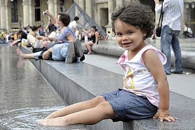 my doughter having rest at Louvre Museum 