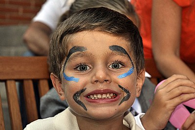 children painting his face