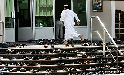 RUSH TO MOSQUE