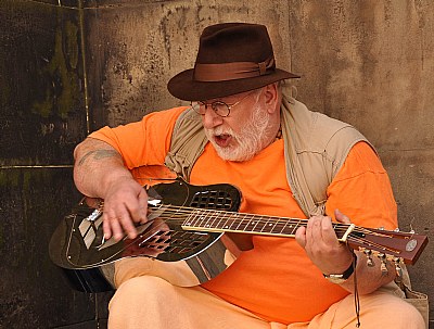 Performer on Royal Mile, Edinburgh.