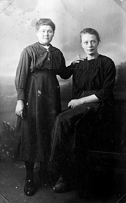 Anne Kuipers and Antje Boonstra  abt 1925