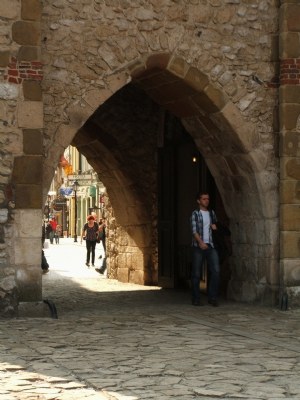 Under Floria&#324;ska Gate