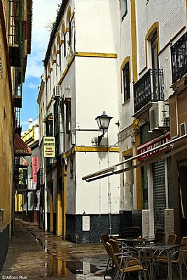 Alley after rain. Callejon después de la lluvia..