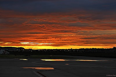 Sunset in the airport. Anochece en el aeropuerto