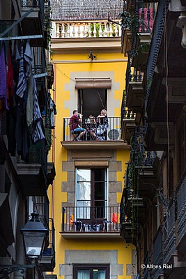 Reunio&#769;n en el balco&#769;n - Meeting on the balcony