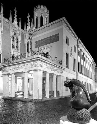 Pedrocchi by Night, with statue