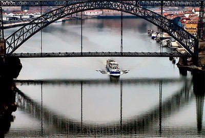 A ponte e seu reflexo